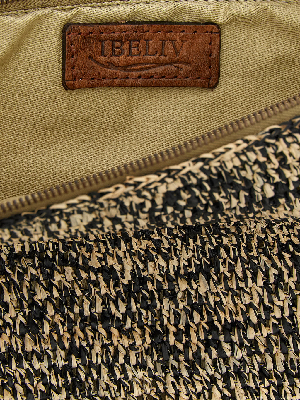 Ibeliv Ampy Clutch